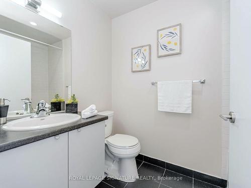 908-400 Wellington St W, Toronto, ON - Indoor Photo Showing Bathroom