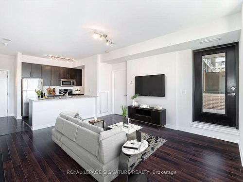 908-400 Wellington St W, Toronto, ON - Indoor Photo Showing Living Room