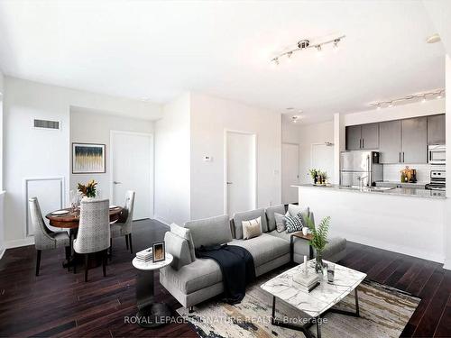 908-400 Wellington St W, Toronto, ON - Indoor Photo Showing Living Room