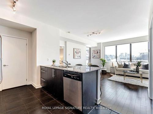 908-400 Wellington St W, Toronto, ON - Indoor Photo Showing Kitchen With Double Sink