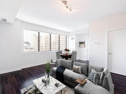 908-400 Wellington St W, Toronto, ON - Indoor Photo Showing Living Room