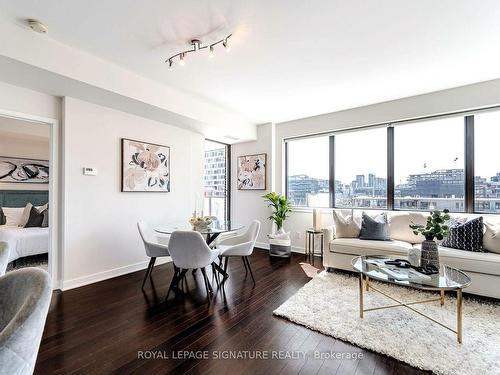 908-400 Wellington St W, Toronto, ON - Indoor Photo Showing Living Room