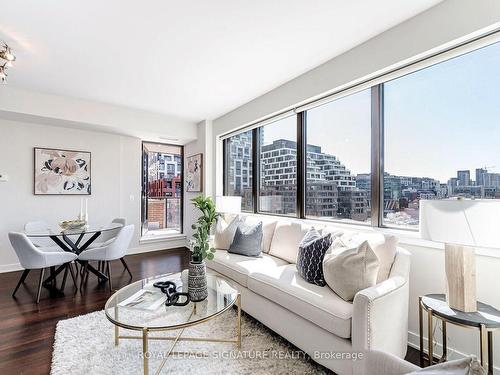 908-400 Wellington St W, Toronto, ON - Indoor Photo Showing Living Room