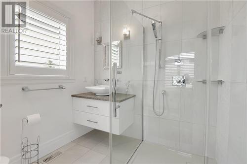 6686 Yacht Boulevard, Cornwall, ON - Indoor Photo Showing Bathroom