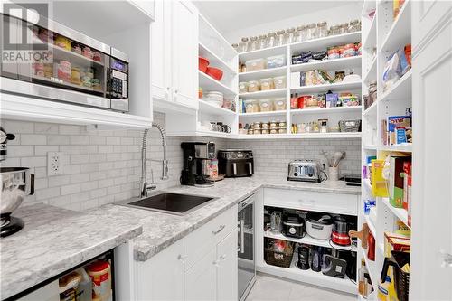 6686 Yacht Boulevard, Cornwall, ON - Indoor Photo Showing Kitchen