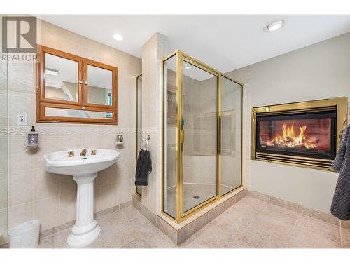 8180 Tronson Road, Vernon, BC - Indoor Photo Showing Bathroom