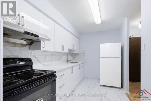 617 - 100 Dundalk Drive, Toronto, ON - Indoor Photo Showing Kitchen