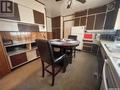 5261 Kings Avenue, Gull Lake, SK - Indoor Photo Showing Kitchen