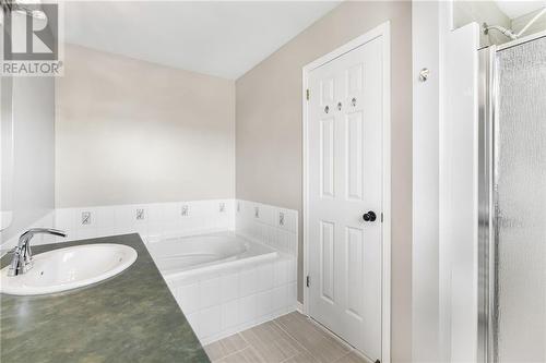 Ensuite - 548 Chardonnay Drive, Ottawa, ON - Indoor Photo Showing Bathroom