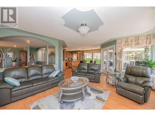 7775 Chew Road, Vernon, BC - Indoor Photo Showing Living Room