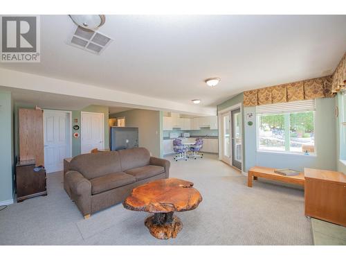 7775 Chew Road, Vernon, BC - Indoor Photo Showing Living Room