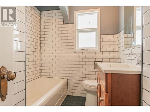 1980 Fifth  Avenue, Trail, BC - Indoor Photo Showing Bathroom