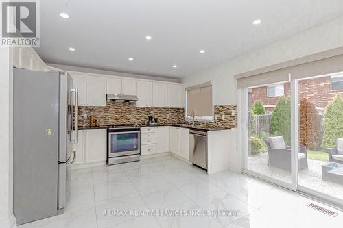 12 Benmore Crescent, Brampton (Vales Of Castlemore), ON - Indoor Photo Showing Kitchen With Upgraded Kitchen