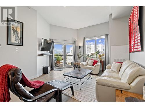 3630 Mission Springs Drive Unit# 602, Kelowna, BC - Indoor Photo Showing Living Room