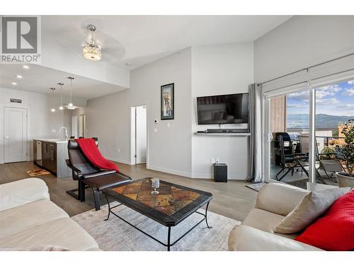 3630 Mission Springs Drive Unit# 602, Kelowna, BC - Indoor Photo Showing Living Room