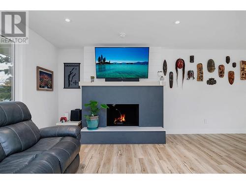 10010 Kel Win Road, Lake Country, BC - Indoor Photo Showing Living Room