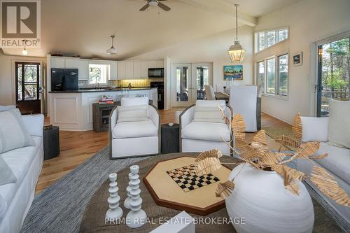 9848 Huron Place, Lambton Shores (Grand Bend), ON - Indoor Photo Showing Living Room