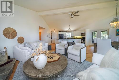 9848 Huron Place, Lambton Shores (Grand Bend), ON - Indoor Photo Showing Living Room