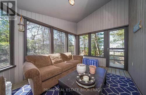 9848 Huron Place, Lambton Shores (Grand Bend), ON - Indoor Photo Showing Living Room