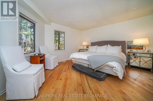 9848 Huron Place, Lambton Shores (Grand Bend), ON - Indoor Photo Showing Bedroom