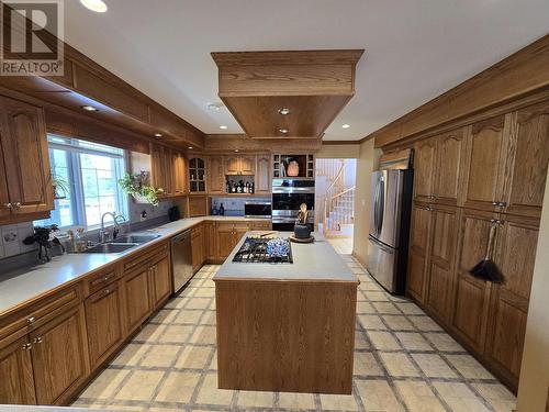 6517 Grey Crescent, 100 Mile House, BC - Indoor Photo Showing Kitchen With Double Sink