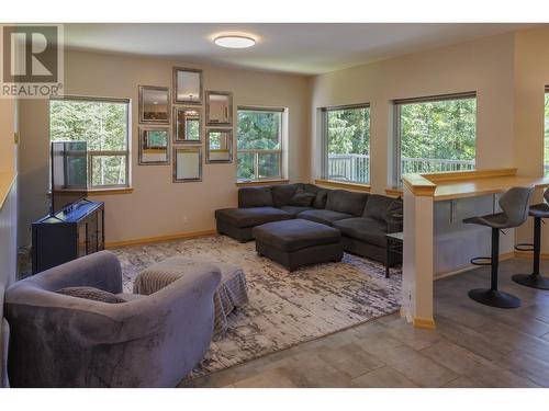 4040 Mountain View Road, Mcbride, BC - Indoor Photo Showing Living Room