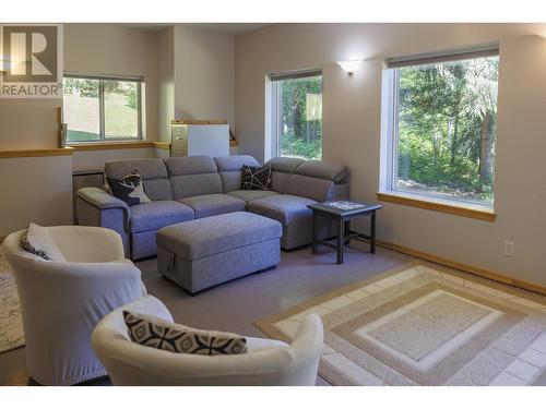 4040 Mountain View Road, Mcbride, BC - Indoor Photo Showing Living Room