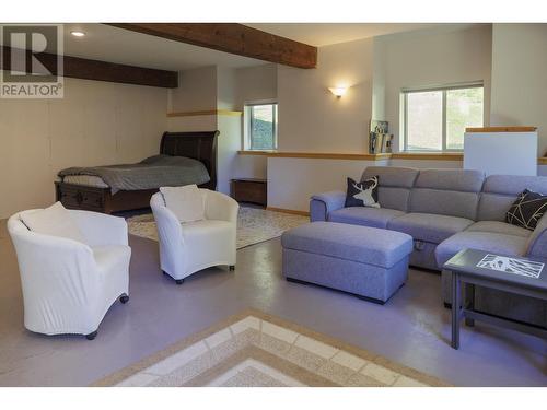 4040 Mountain View Road, Mcbride, BC - Indoor Photo Showing Living Room