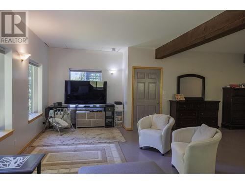 4040 Mountain View Road, Mcbride, BC - Indoor Photo Showing Living Room