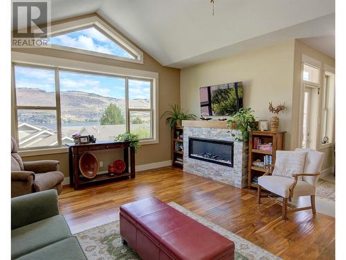 7760 Okanagan Landing Road Unit# 73, Vernon, BC - Indoor Photo Showing Living Room With Fireplace