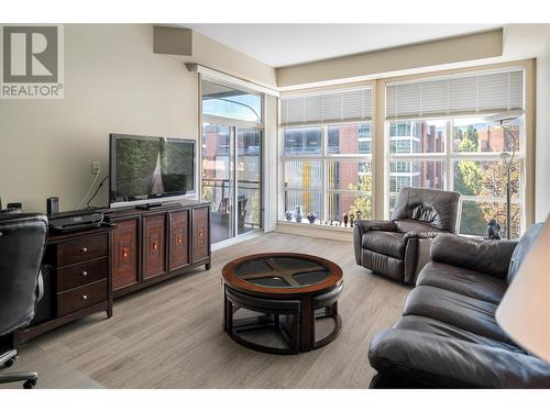 1331 Ellis Street Unit# 303, Kelowna, BC - Indoor Photo Showing Living Room