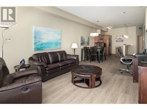 1331 Ellis Street Unit# 303, Kelowna, BC - Indoor Photo Showing Living Room