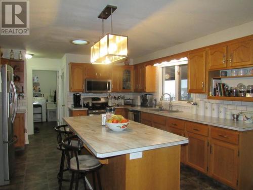 2015  3A Highway, Castlegar, BC - Indoor Photo Showing Kitchen