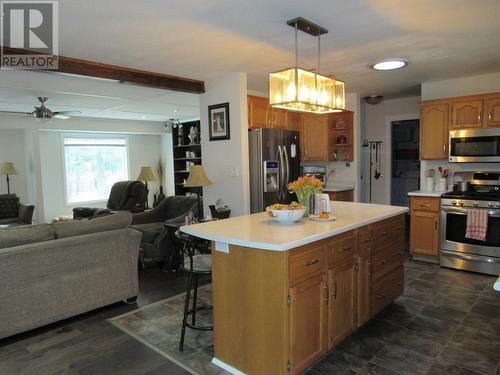 2015  3A Highway, Castlegar, BC - Indoor Photo Showing Kitchen