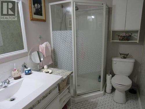 2015  3A Highway, Castlegar, BC - Indoor Photo Showing Bathroom