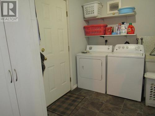 2015  3A Highway, Castlegar, BC - Indoor Photo Showing Laundry Room