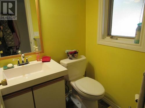 2015  3A Highway, Castlegar, BC - Indoor Photo Showing Bathroom