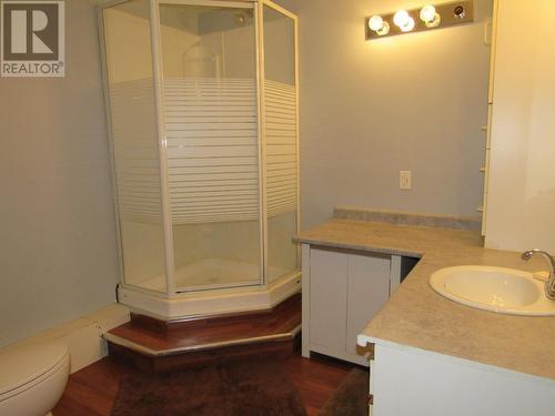 2015  3A Highway, Castlegar, BC - Indoor Photo Showing Bathroom