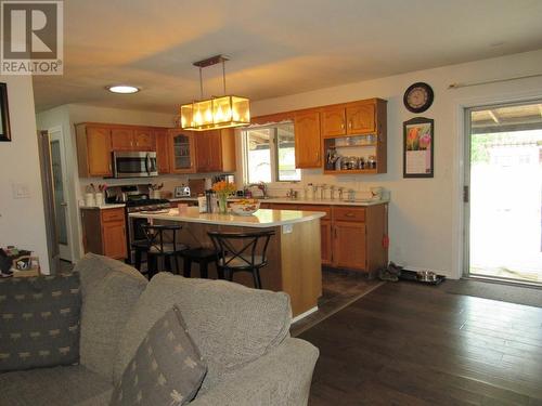 2015  3A Highway, Castlegar, BC - Indoor Photo Showing Kitchen