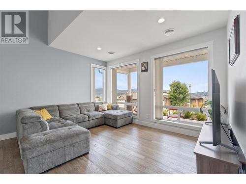 1219 Monte Vista Avenue, Kelowna, BC - Indoor Photo Showing Living Room