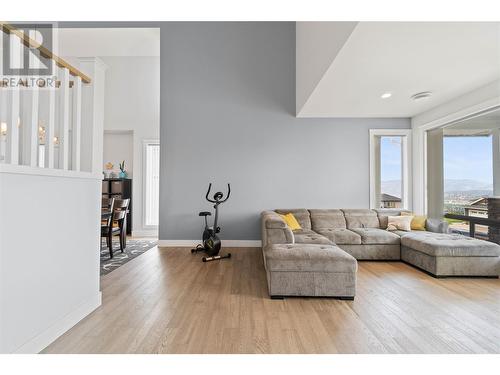 1219 Monte Vista Avenue, Kelowna, BC - Indoor Photo Showing Living Room