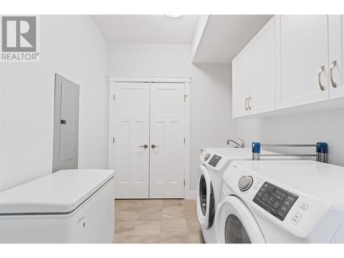 1219 Monte Vista Avenue, Kelowna, BC - Indoor Photo Showing Laundry Room