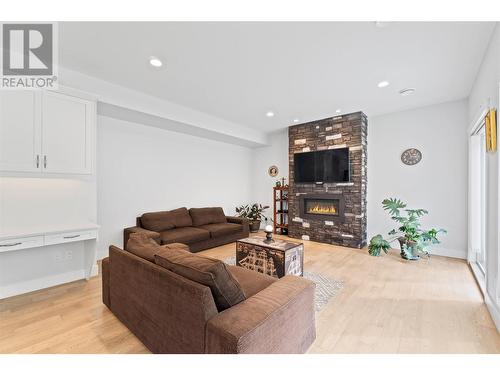 1219 Monte Vista Avenue, Kelowna, BC - Indoor Photo Showing Living Room With Fireplace