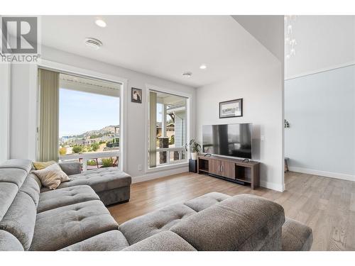 1219 Monte Vista Avenue, Kelowna, BC - Indoor Photo Showing Living Room