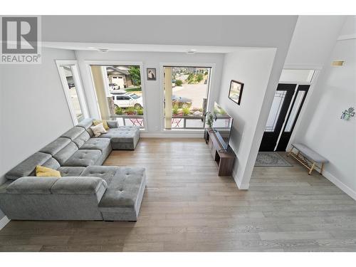 1219 Monte Vista Avenue, Kelowna, BC - Indoor Photo Showing Living Room