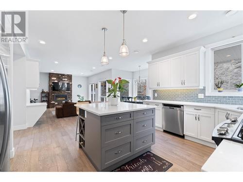 1219 Monte Vista Avenue, Kelowna, BC - Indoor Photo Showing Kitchen With Upgraded Kitchen