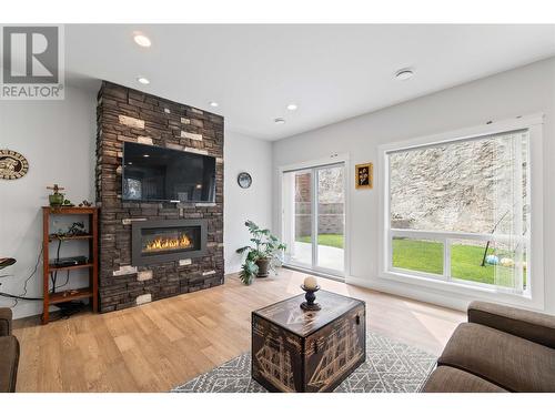 1219 Monte Vista Avenue, Kelowna, BC - Indoor Photo Showing Living Room With Fireplace