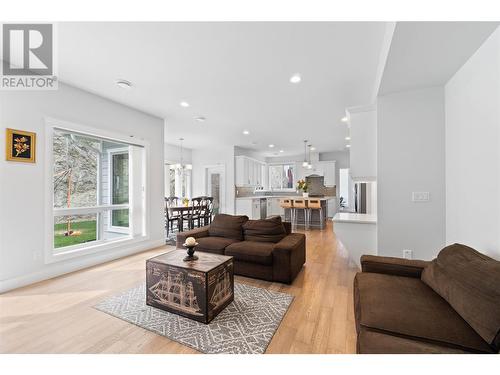 1219 Monte Vista Avenue, Kelowna, BC - Indoor Photo Showing Living Room