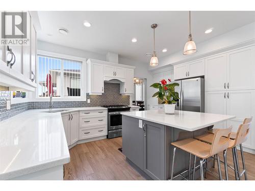 1219 Monte Vista Avenue, Kelowna, BC - Indoor Photo Showing Kitchen With Upgraded Kitchen