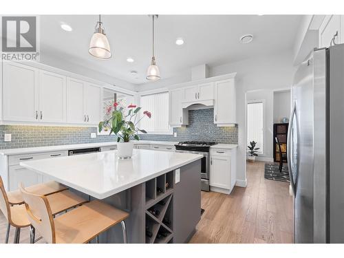 1219 Monte Vista Avenue, Kelowna, BC - Indoor Photo Showing Kitchen With Upgraded Kitchen